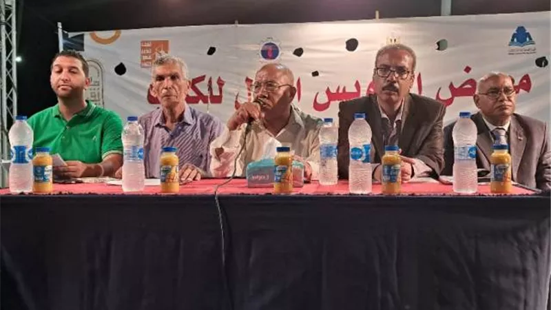 إقبال وتفاعل جماهيرى كبير مع تنورة الغورى بمعرض الكتاب بالسويس