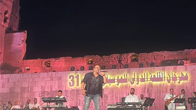 برقص والتصفيق.. الجمهور يتفاعل مع هشام عباس بمهرجان القلعة