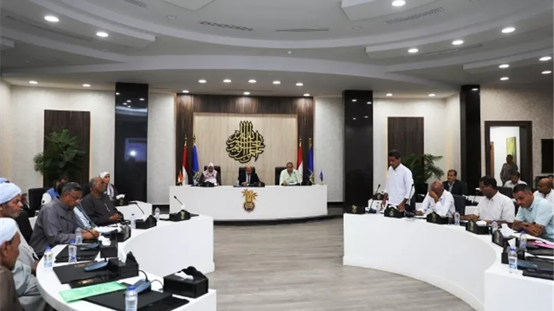 محافظ أسوان يستمع لمطالب أهالى قرية الرمادى قبلى بإدفو