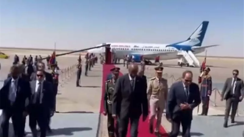 الرئيس السيسي يستقبل البرهان بمطار العلمين الدولي
