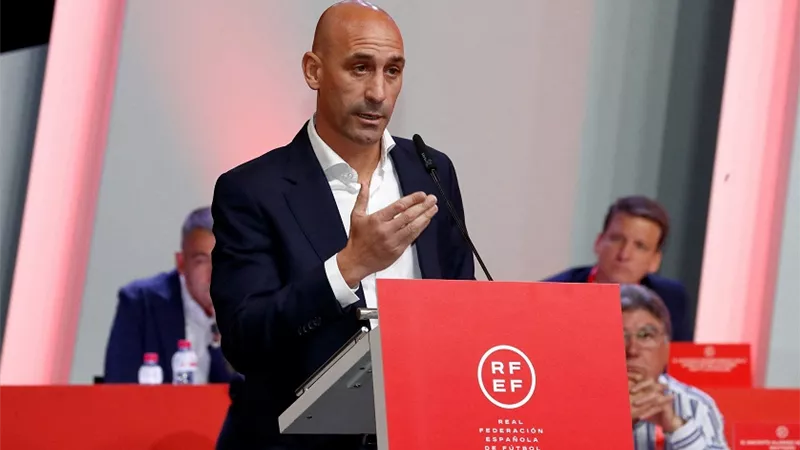 والدة روبياليس تواصل التصعيد والاعتصام داخل كنيسة بإسبانيا