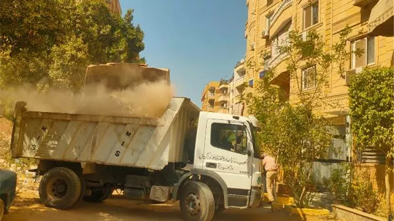 رفع ٥٢٥ طنا تراكمات ومخلفات بقطع الأراضي بحدائق الأهرام