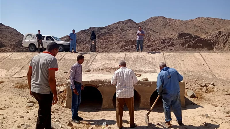 لجنة من وزارتي النقل والري وأزمات سفاجا تتفقد البرابخ والسدود