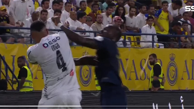 شاهد بالفيديو.. لحظة اشتباك ماني وسانتوس فى مباراة النصر والشباب