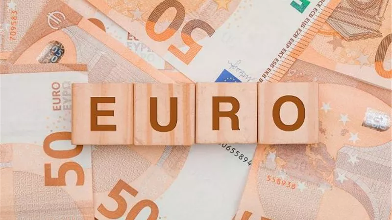 اليورو يتخلى عن ذروة أسبوع قبل بيانات تضخم فى أنحاء أوروبا