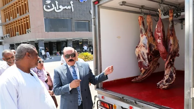 محافظ أسوان يتفقد ثلاجات حفظ اللحوم الخاصة بمنافذ التوزيع