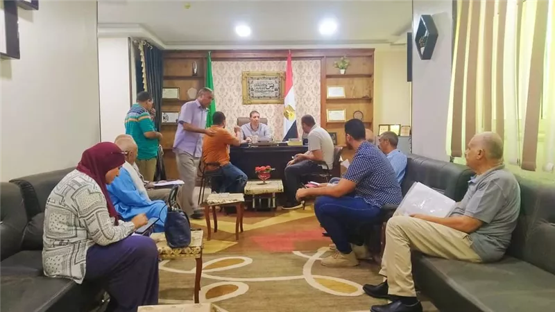 محافظ المنيا يوجه بضرورة التواصل المباشر مع المواطنين وحل مشاكلهم