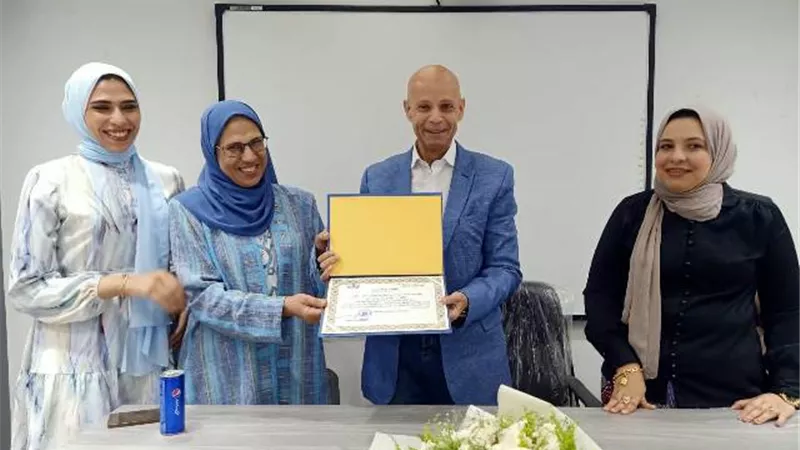 وكيل وزارة الصحة بالشرقية يكرم مسئولة الثقافة الصحية