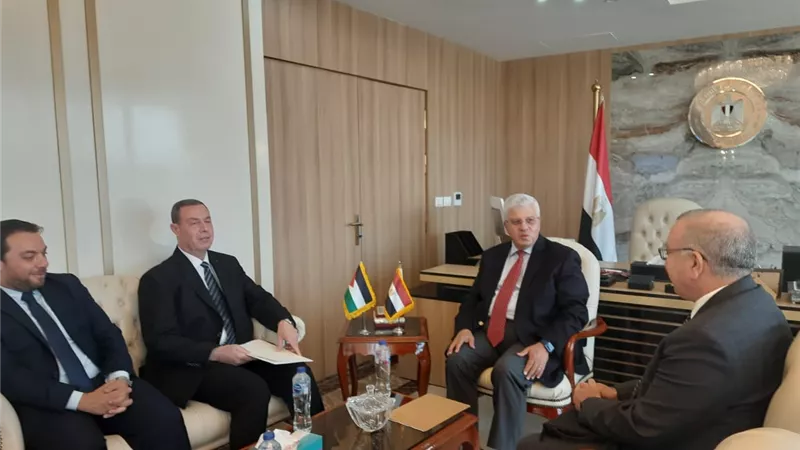 وزير التعليم العالي يبحث سبل التعاون مع السفير الفلسطيني