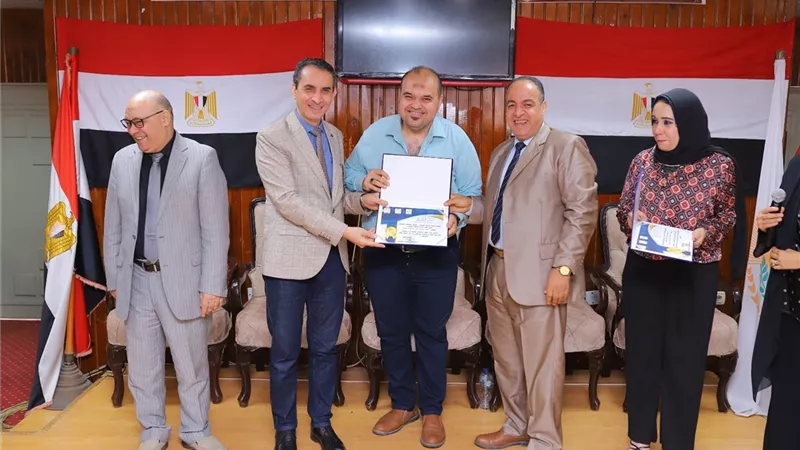 كلية الآداب بجامعة المنصورة تكرم الخريجين من ذوى الهمم