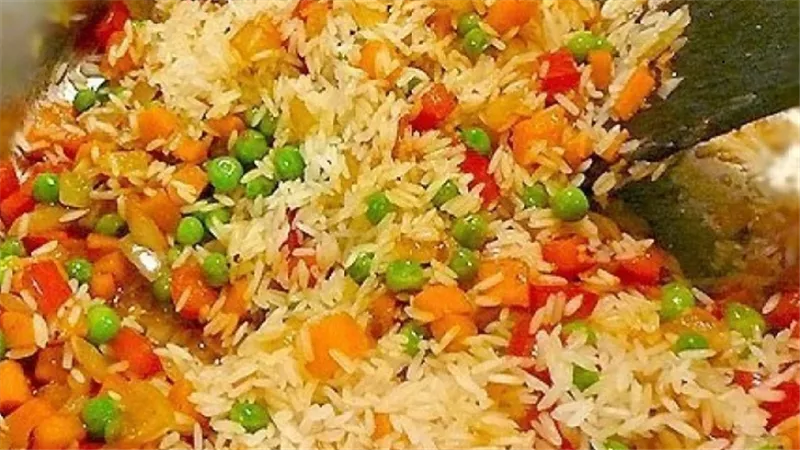 الأرز المدخن بالدجاج والخضار لسفرة مميزة