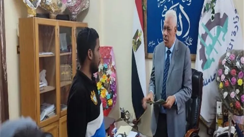 مديرية العمل بأسيوط تُسلم 9 عقود عمل لذوي الهمم