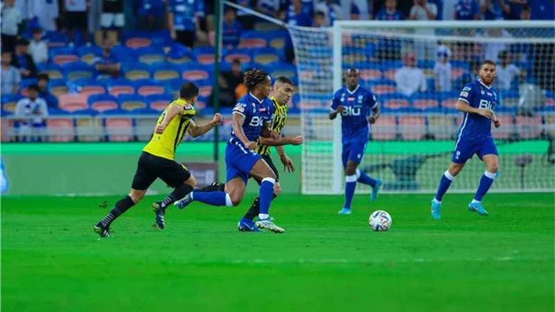 حكم مباراة اتحاد جدة والهلال في قمة الدوري السعودي