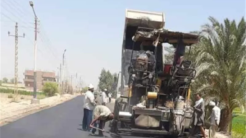 استكمال رصف طريق الخريجين بمركز سمالوط بالمنيا