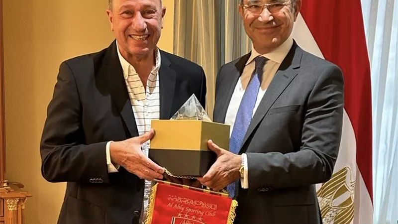 الخطيب يشكر سفير مصر بألمانيا.. ويهديه درع وعلم النادي