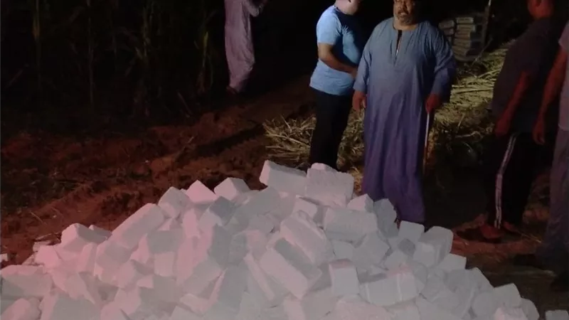 إزالة فورية لحالة تعدٍّ بالبناء على أرض زراعية في فايد