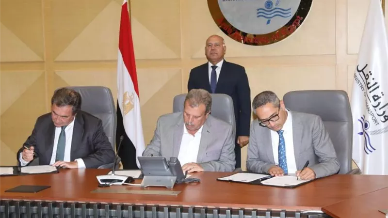 توقيع عقد مشروع تطوير نظم الاشارات وتجديدات السكة وصيانتها