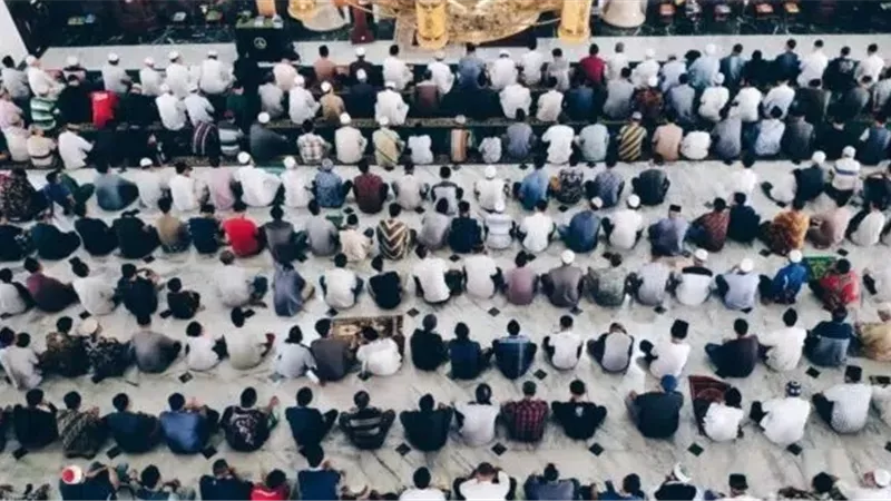 حكم خطبة الجمعة للعاجز عن القيام تبينه الافتاء