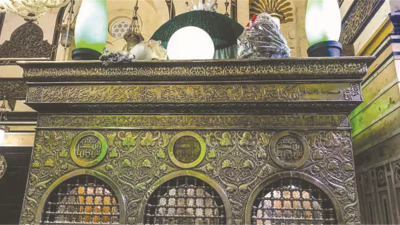 الصلاة في المساجد التي بها أضرحة جائزة شرعًا
