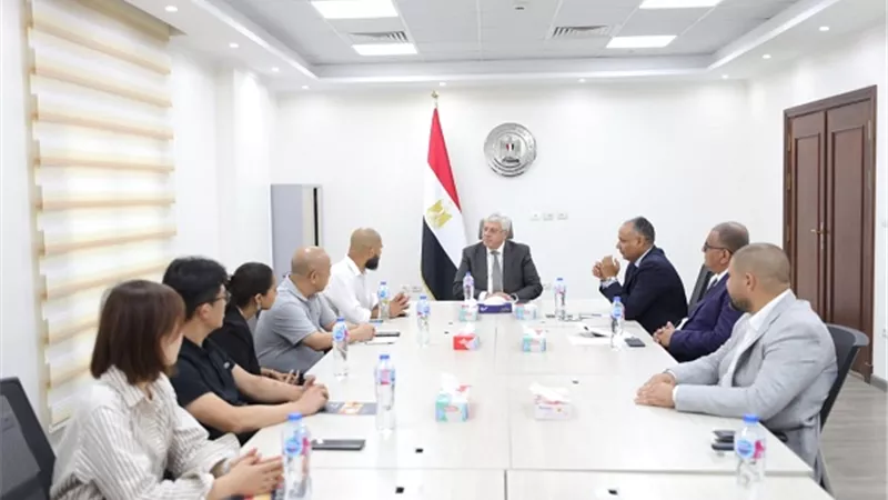 عاشور يتابع الخطوات التنفيذية لتصنيع أول سيارة كهربائية مصرية