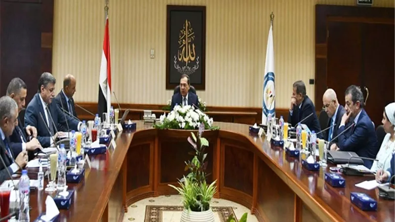 الملا يتابع تنفيذ مشروعات جديدة لزيادة انتاج وتكرير البترول