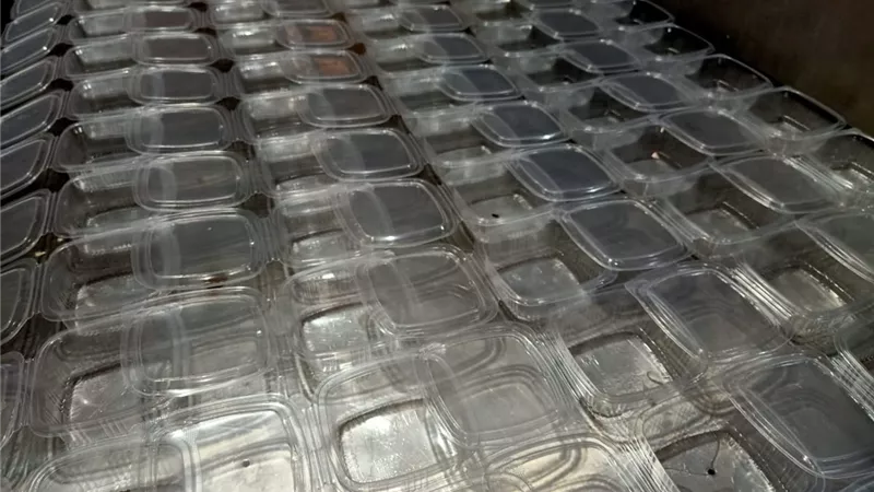 ضبط وإعدام ٨ طن وغلق مصنع حلويات مخالف بالشرقية