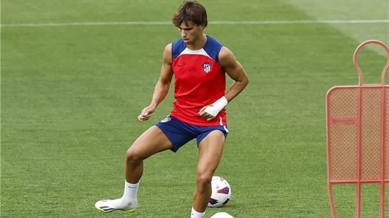 جواو فيليكس يصل برشلونة تمهيدا لضمه من أتلتيكو مدريد