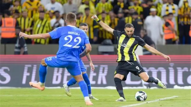 اتحاد جدة المتصدر فى مواجهة مع الهلال بدورى روشن السعودى.. شاهد