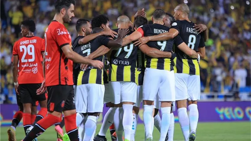بنزيما يتقدم وصول لاعبى اتحادجدة لملعب الكلاسيكو أمام الهلال-شاهد
