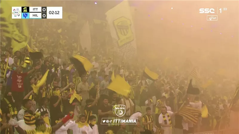 شاهد..حكم مواجهة الاتحاد والهلال يطلب ايقاف المباراة بسبب الدخان