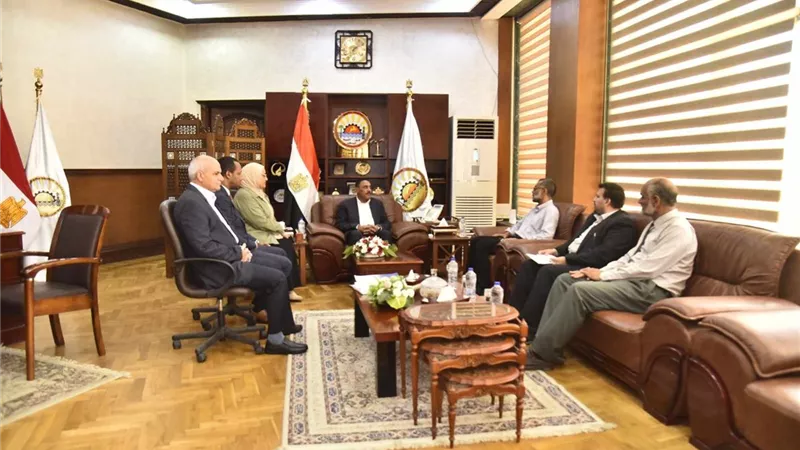 محافظ مطروح يلتقي استشارى الهيئة العامة للتخطيط العمراني
