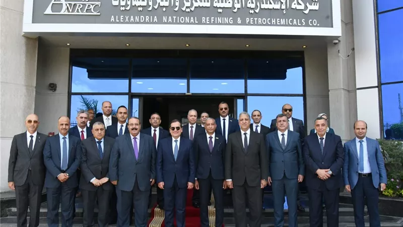 الملا يتفقدأعمال التطوير بمشروعات تكريروتصنيع البترول بالإسكندرية