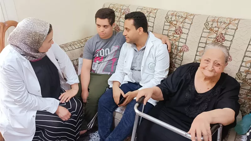 داخل دار المسنين: فريق طبى بالأقصر يتفقد الحالة الصحية