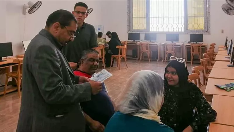 رئيس جامعة السويس يتفقد مكتب التنسيق