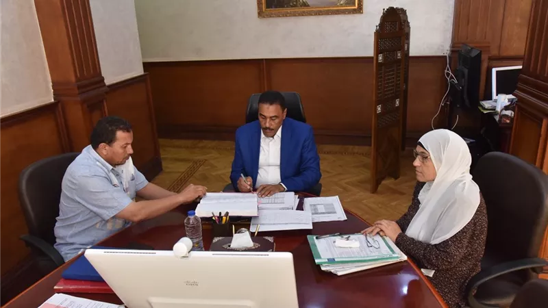 محافظ مطروح يعتمد ٥٢٩ طلبا لتقنين للمبانى و الأراضي بمطروح