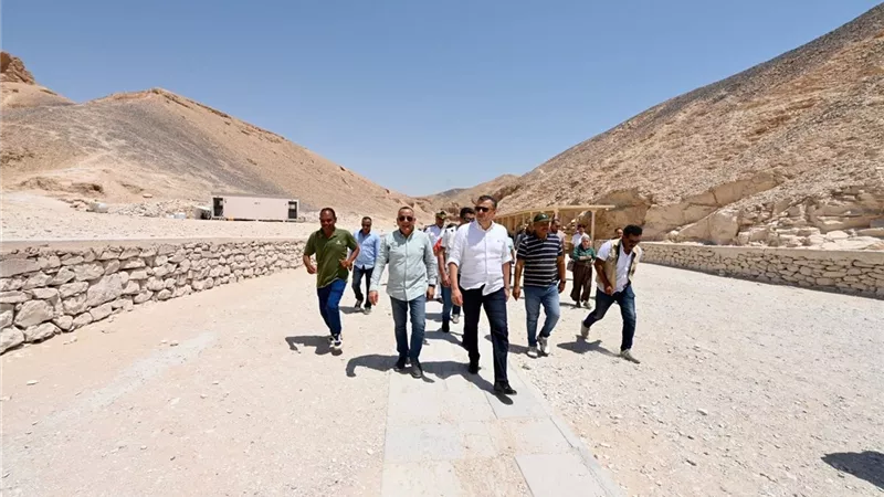 وزير السياحة يزور البر الغربي ويتفقد وادي الملوك