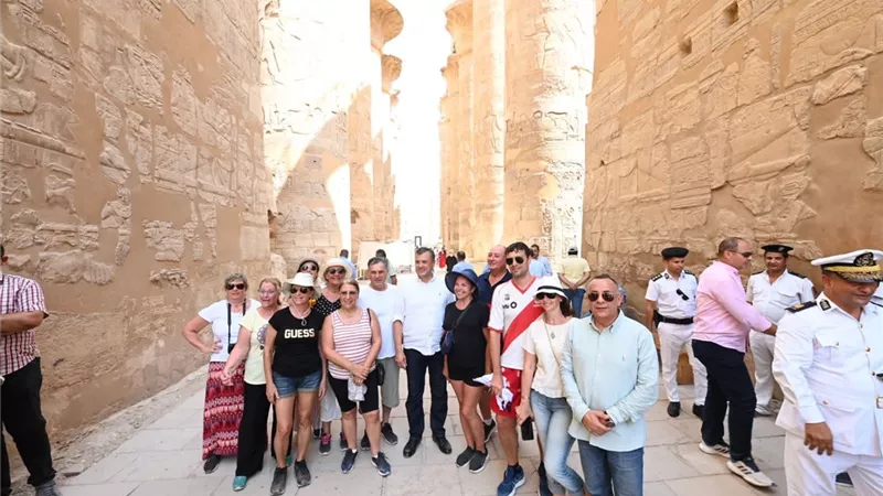 وزير السياحة يلتقي مجموعات من السائحين بوادي الملوك ومعابد الكرنك