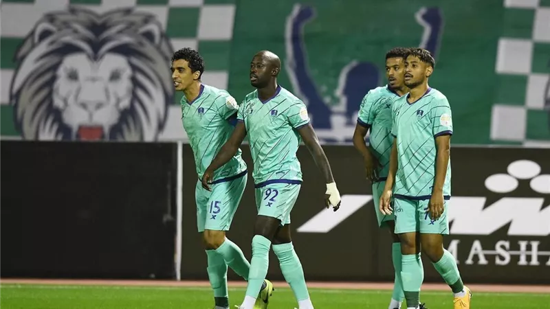 أهلي جدة يتعادل مع الفتح 1-1 في شوط أول مثير