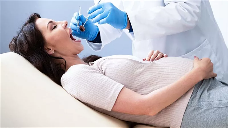 لماذا تتعرض أسنان النساء الحوامل للتلف ؟ طبيب يجيب
