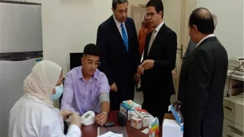 القائم بعمل رئيس جامعة بنها يشيد بمنتجات ورش كلية الهندسة بشبرا