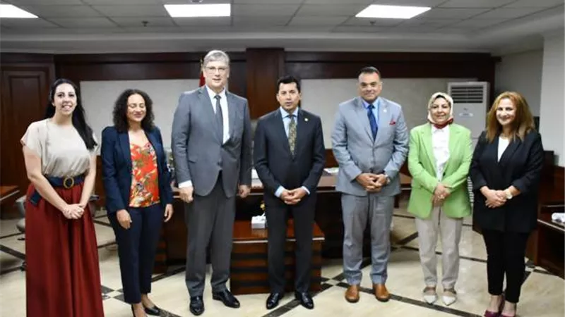 وزير الشباب يبحث تعزيز التعاون مع سفير هولندا