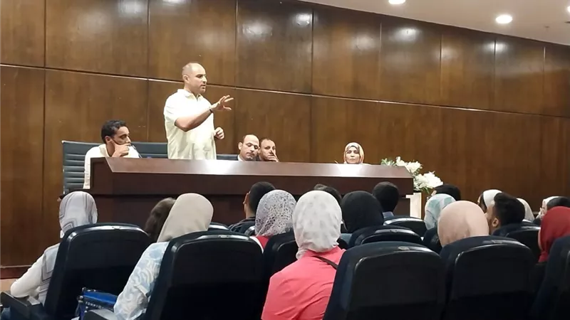 جامعة حلوان تعقد ورش عمل للطلاب المتطوعين لتنظيم أسبوع شباب الجامعات