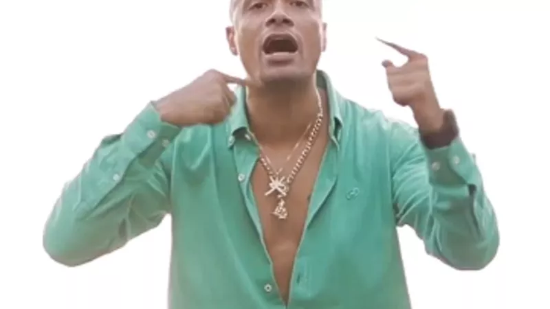 حسن شاكوش يروج لـ 