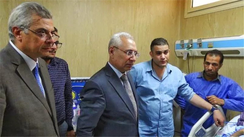 رئيس جامعة المنيا يطمئن على إحدى الطالبات إثر تعرضها لحادث أليم