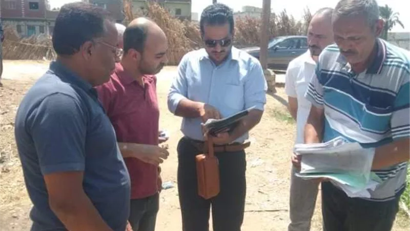 معاينة مقترح لإنشاء خط طرد الصرف الصحى بقرية طوة