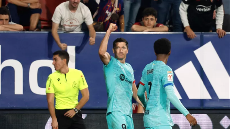 ليفاندوفسكي ينقذ برشلونة من فخ أوساسونا