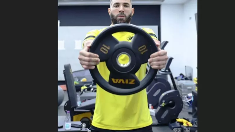 كريم بنزيمة يفاجئ جماهيره بـ
