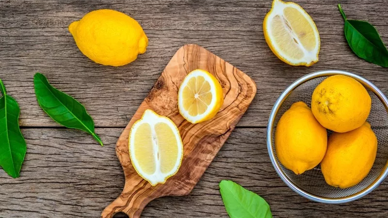 4 فوائد لجسمك عند تناول الليمون الحامض