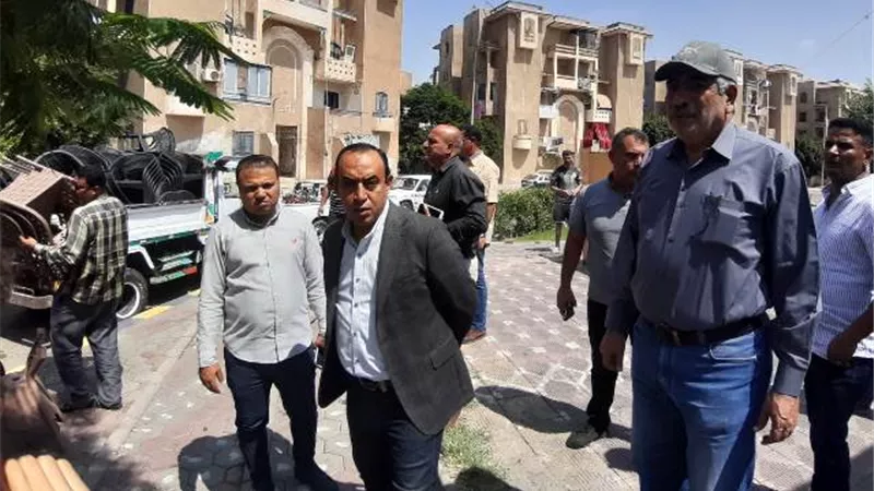 رئيس جهاز الشروق يقود حملة إشغالات ويحرر 12 محضر ويصادر 23 شيشة