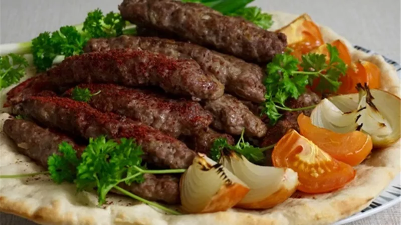 صينية كباب اللحمة المفرومة في الفرن